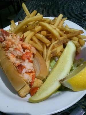 lobster roll w fries