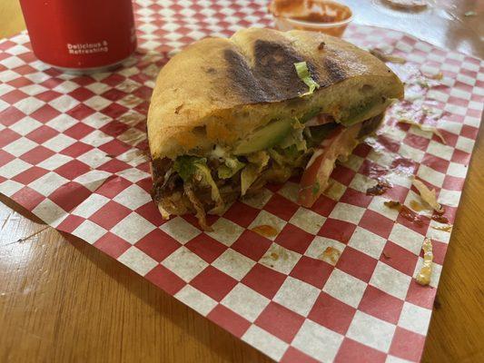 Torta de estofado con aguacate y queso.  Classic Coke to drink.