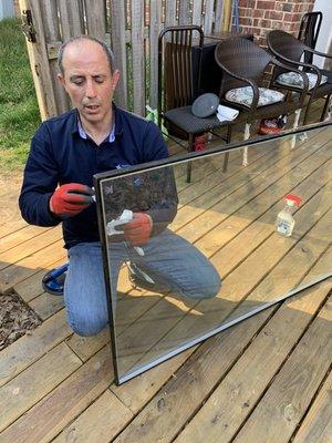 Cleaning a  a double pane tempered glass fo a patio door in a professional way.