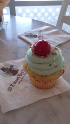 Although the cutest, this Fairy Fetti cupcake was my least favorite. Very thick icing on this one but I did enjoy the gumball;-)