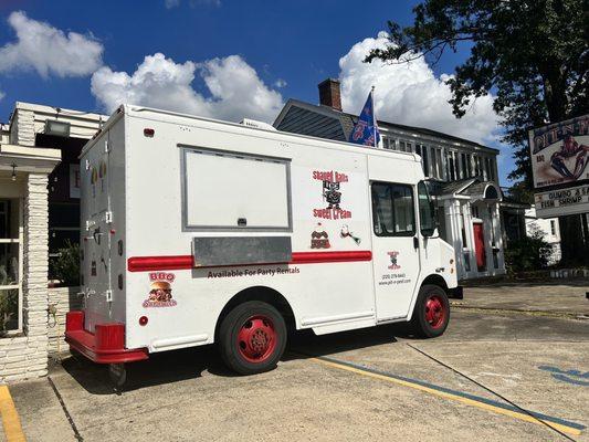 They also have snow cones; check with the owner about the operating hours.