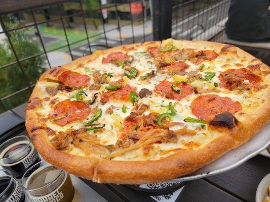 The Jaca pizza - garlic cream sauce, pepperoni, beer braised pulled pork, pineapple, sausage and jalapeño. 9/10 amazing pie