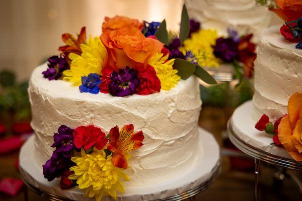 Wedding Cake by Old Towne Danville Bakery; Florals: Dana's Florist; Photo Credit: @jennydeephotography