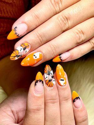 Adorable Halloween nails!