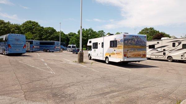 packed overflow parking lot at Goat Island!