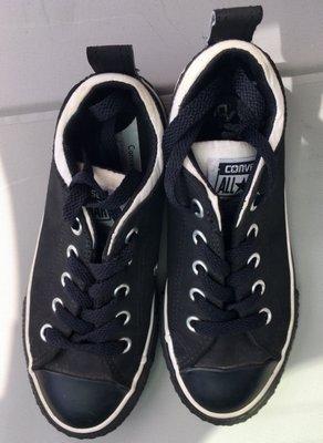 Converse sneakers in excellent condition.