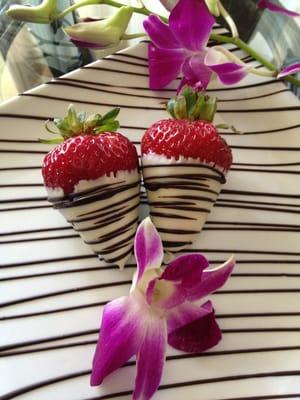 Chocolate-covered strawberries upon check in.