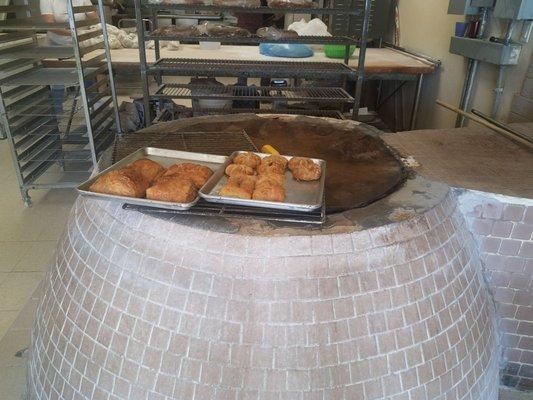 That Hivelike brick oven. Wonderful old world charm. A bit like the Tandoori oven from the Subcontinent.