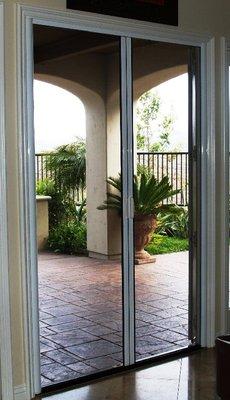 Double door retractable screen