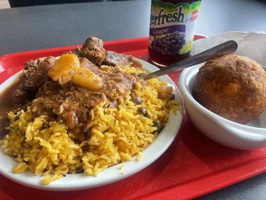 Arroz con Gandules, Carne con Papás and a Relleno de papa with a grape juice