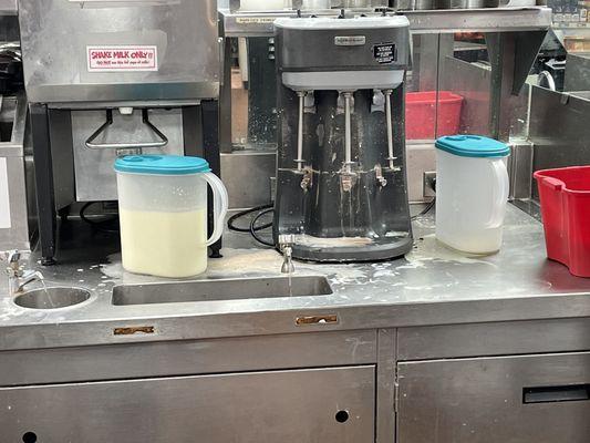 Milk shake machine