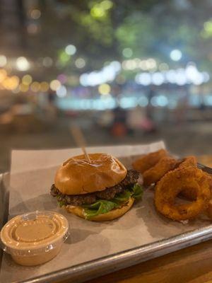 Basic Hamburger with onion rings