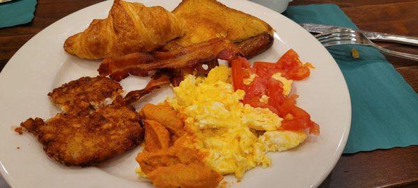 breakfast buffet plate, round 1 (after several bites ) very well cooked and flavorful