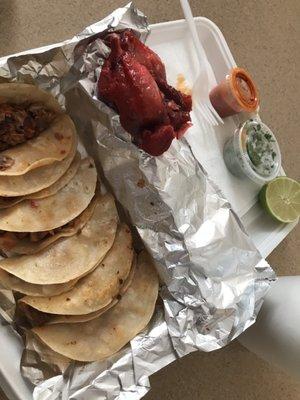 Tacos de tripitas y una colita de pavo