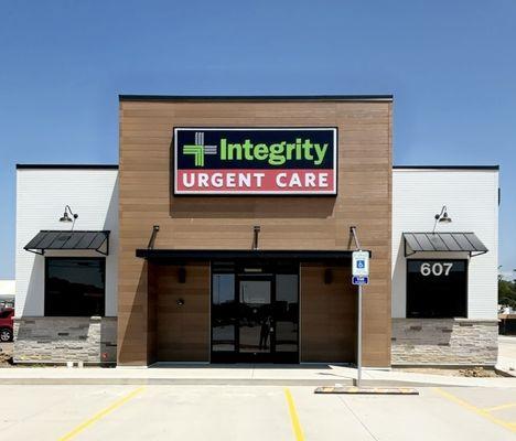 Exterior photo of our brand urgent care new clinic in Seagoville, Texas