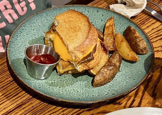 Cheeseburger and potato wedges