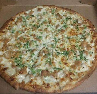 chicken broccoli alfredo pizza