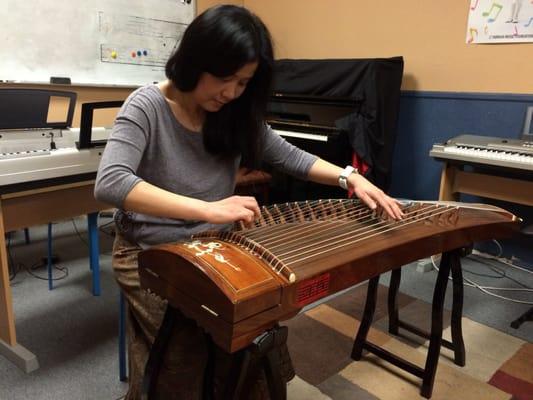 A student's mom learn Chinese zither. It is easy and fun to play.