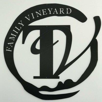 Twisted Vine Family Vineyard Logo