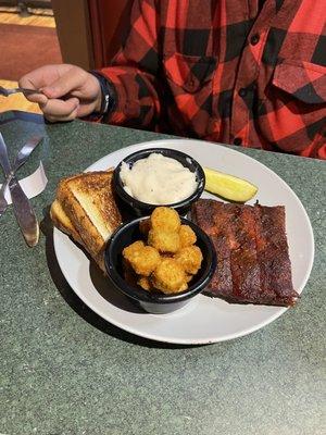 Three bone ribs, mashed potatoes, fried okra and toast.