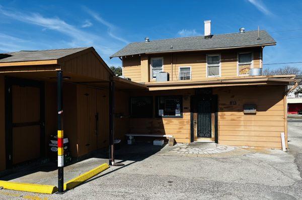 Entrance behind the restaurant ( away from the street)