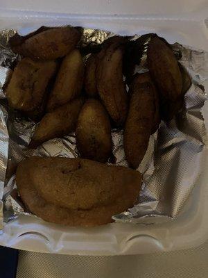 Plátanos maduros y empanada.