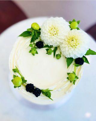 Fresh Flowers design on a Wedding Cake