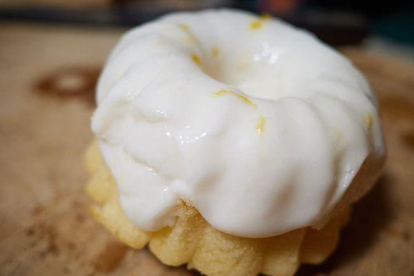 Lemon cake bomb