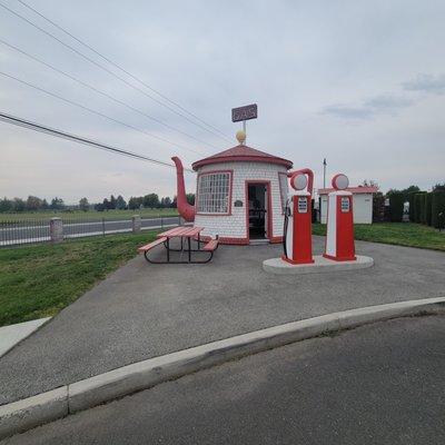 Outside the adorable Teapot Service Station!