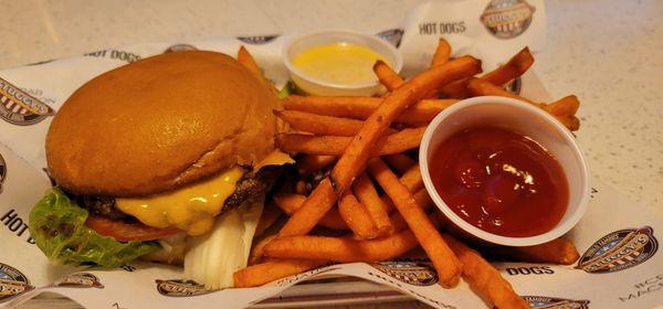 Cheeseburger with sweet potato fries