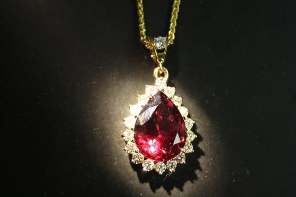 Special Pendant Of Garnet & Diamonds