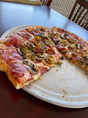 Pizza has a nice thin crispy crust .