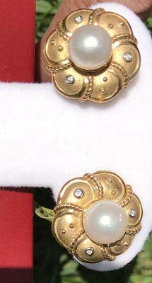 14 Kt Gold Earrings with 7 mm cultured pearls. 0.03 ct diamonds. $650. Item # A9207.