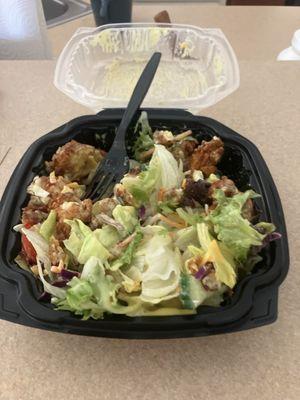 Salad with crispy chicken and honey mustard