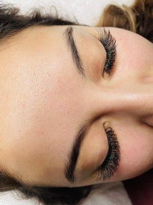 Hybrid mix volume lashes