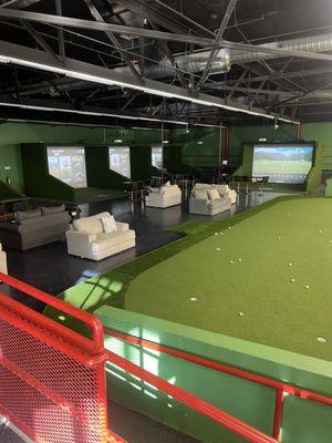 Putting green and indoor golf simulators