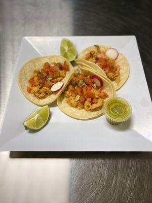 Tacos de birria y pollo