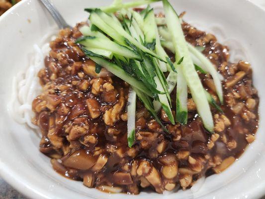 Noodles with meat sauce