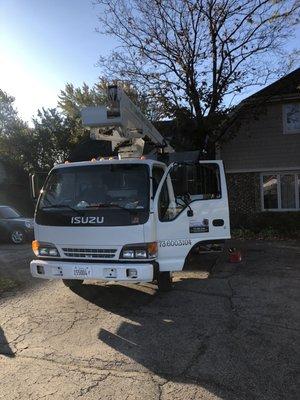 Bucket lift truck