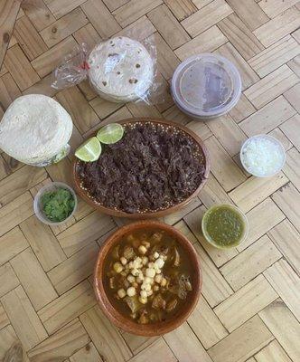 Barbacoa, menudo , frijolitos , tortillas de harina