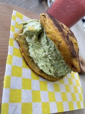 Arepa de auyama rellena de reina pepiada