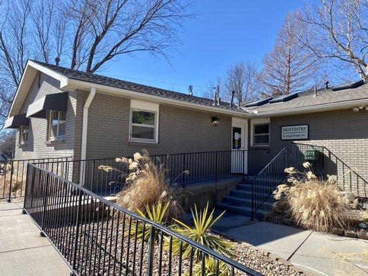 Houlik Family Dentistry (West Wichita) stairs and wheelchair ramp entry