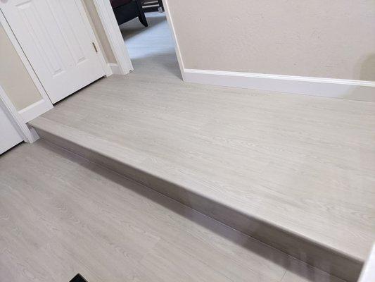 The stairnose was installed to get a smooth and even look. New baseboards were installed and painted in our preferred color (swiss coffee).