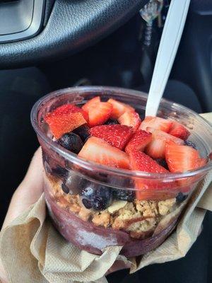 Acai bowl with granola, strawberries and blueberries