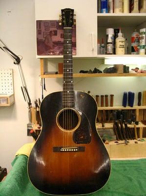 Lutherie Shop fixing an old Gibson!