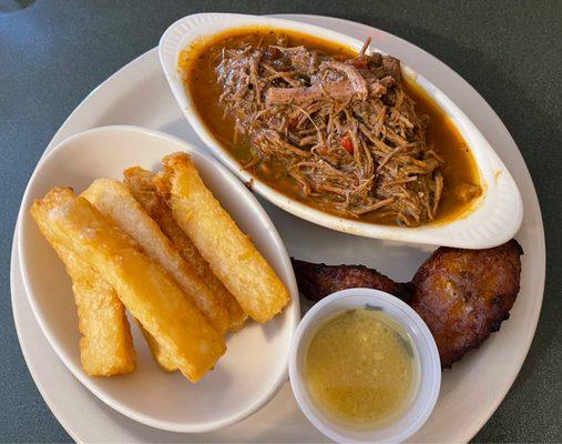 Ropas Viejas w Yuca Fries