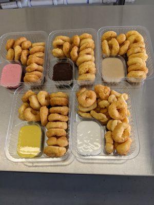 Dippin' Donuts®
Icing flavors in picture:
Cherry Jubilee
Chocolate Delight
Applesauce
Lemon Meringue
Frosty White