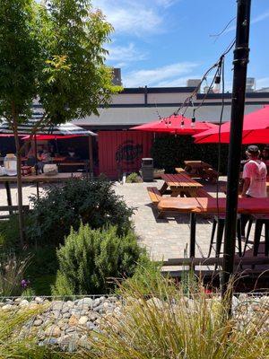 Great pub... beautiful gardens -seating