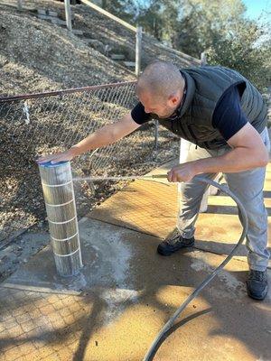 Cleaning a cartridge filter