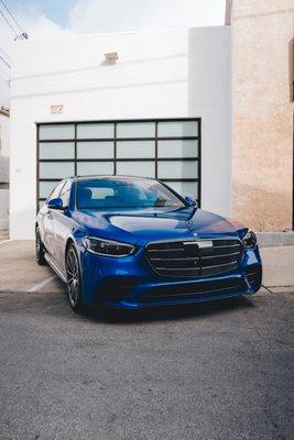 Brand new Mercedes-Benz S580 W223 wrapped in 3M Electric Blue